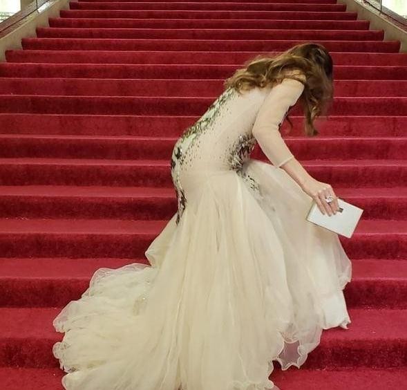 Poz vermək istəyərkən yıxıldı - FOTO